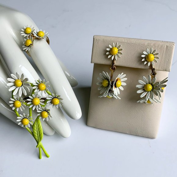 60s Daisy Flower and Leaf Jewelry Set Bouquet Brooch and Large Clip On Earrings Black /& Ivory Enamel White Glass Cabochons Floral Statement